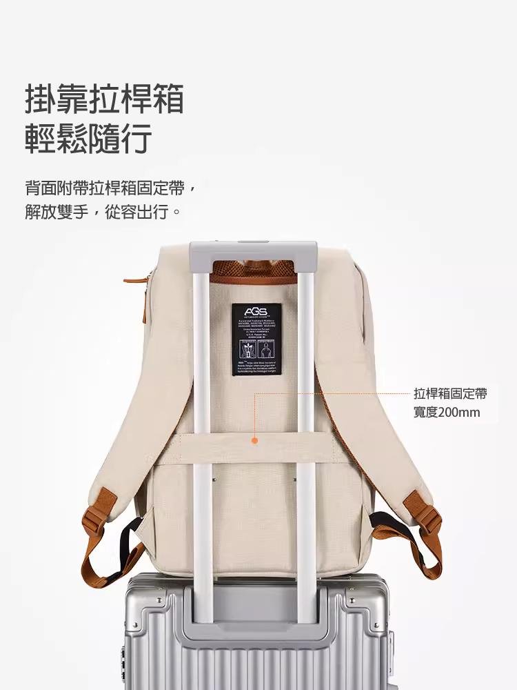 掛靠拉桿箱 輕鬆隨行 背面附帶拉桿箱固定帶，解放雙手，從容出行。
